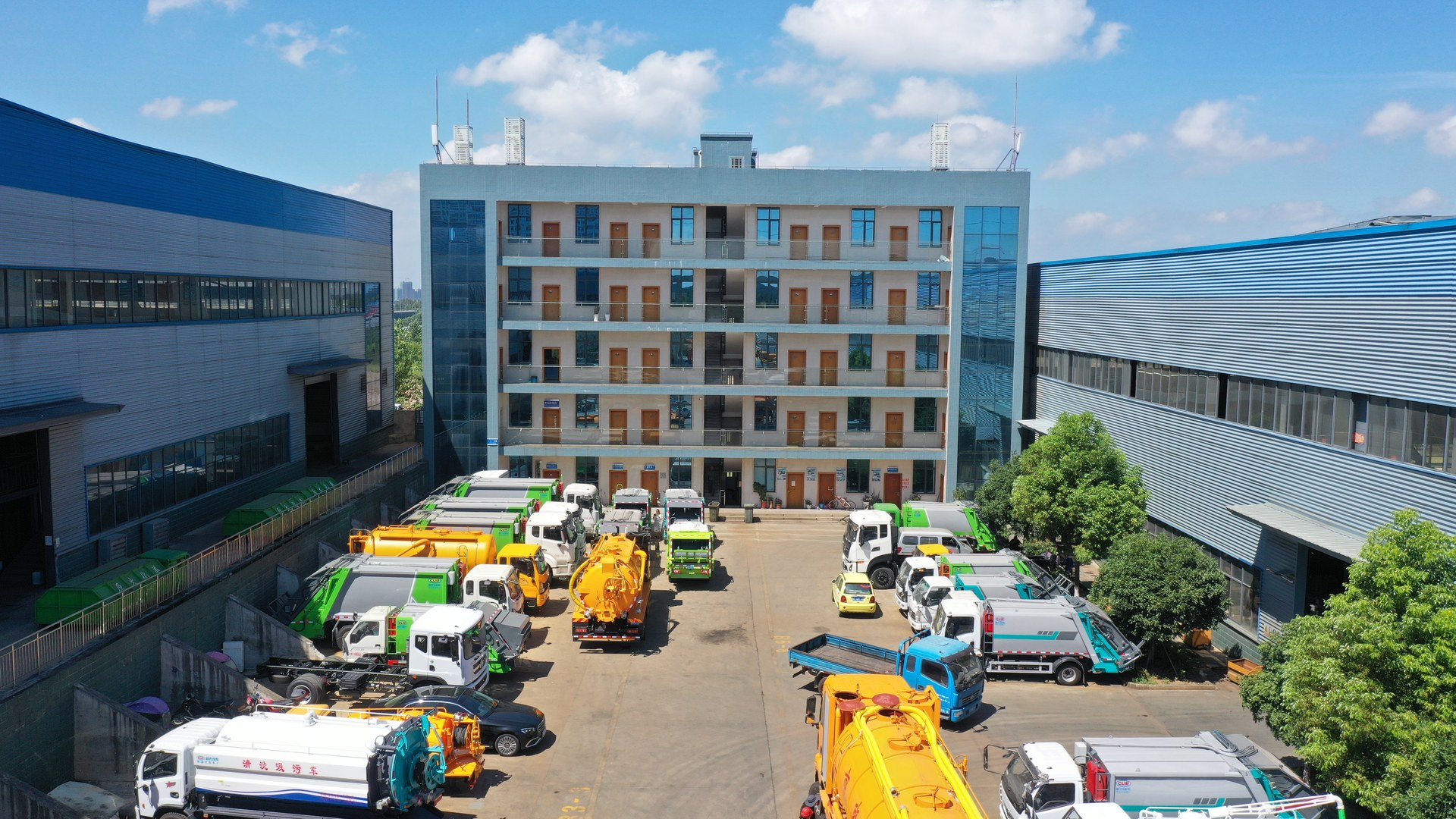 Municipal trucks assembled in the Chengli factory yard in Suizhou